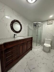圣胡安Lawson’s Beach Resort的一间带水槽、淋浴和镜子的浴室