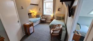 彭赞斯The Pendennis Guest House的小房间设有两张床和窗户