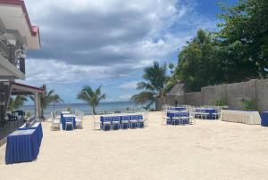 圣胡安Lawson’s Beach Resort的海滩上一组蓝色的桌椅