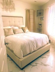 诺福克Beautiful Queen Luxury Suite Near Downtown Norfolk的一间卧室配有一张带白色床单的大床