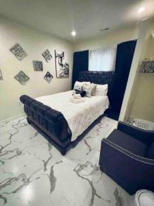 诺福克Beautiful Queen Luxury Suite Near Downtown Norfolk的一间卧室配有一张特大号床,铺有大地毯
