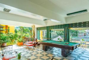 卡兰巴RedDoorz @ Yahweh Spring Retreat & Resort Laguna的一个带台球桌的室内游泳池