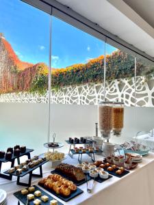 布宜诺斯艾利斯伊鲁姆体验家庭酒店的自助餐,展示了多种不同类型的食物