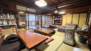 高山Hostel Murasaki Ryokan的客厅配有沙发和桌子