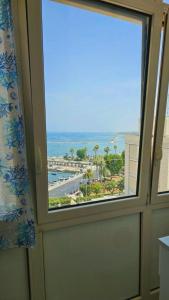 巴里Mare Luna Apartment的从客房的窗户可欣赏到海景