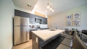 克利夫兰Landing Modern Apartment with Amazing Amenities (ID4770X14)的厨房配有不锈钢冰箱和橱柜
