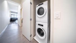 克利夫兰Landing Modern Apartment with Amazing Amenities (ID4770X14)的走廊里的一个洗衣机和烘干机