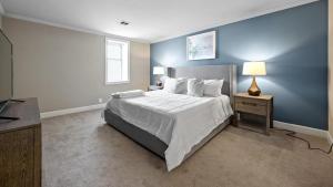 纳什维尔Landing Modern Apartment with Amazing Amenities (ID2690X00)的一间卧室设有一张蓝色墙壁的大床
