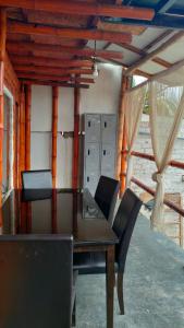 曼克拉Wally's House Mancora的一间带木桌和椅子的用餐室