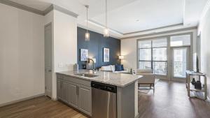 加兰Landing Modern Apartment with Amazing Amenities (ID8581X7)的一个带台面的厨房和一间客厅