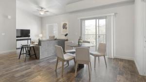 西瓦利城Landing Modern Apartment with Amazing Amenities (ID2951X44)的用餐室以及带桌椅的起居室。