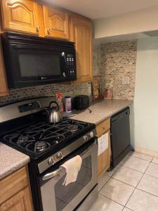 罗斯代尔24511 149th Road Rosedale的厨房配有炉灶和微波炉。