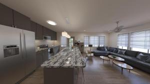 MiddleburgLanding Modern Apartment with Amazing Amenities (ID9574X29)的厨房以及带沙发和桌子的客厅。