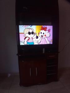 康塞高伊比蒂波卡CASA do CRISTOVAO IBITIPOCA的电视上放着两只卡通狗