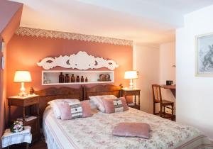 乐罗西杜波依斯大厦酒店的一间卧室配有一张大床、两张桌子和两盏灯。