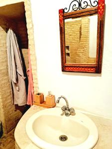 托泽尔Maison d'hôtes "Dar Khalifa"的一间带水槽和镜子的浴室