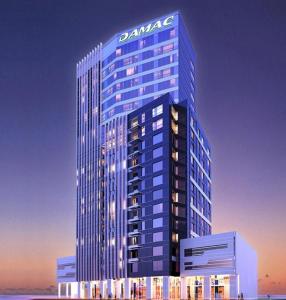 迪拜DAMAC Voleo In Business Bay的一座高大的蓝色建筑,上面有暗号