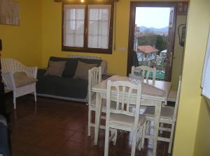 伊斯拉Apartamentos Los Ánades的客厅配有桌椅和沙发