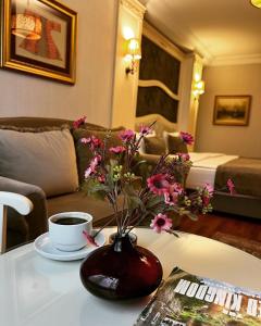 伊斯坦布尔暮烟套房酒店的花瓶,桌子上花,咖啡
