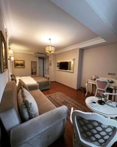 伊斯坦布尔暮烟套房酒店的客厅配有沙发和桌子