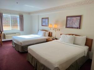 森特勒利亚珀米尔皇后旅馆的酒店客房设有两张床和窗户。