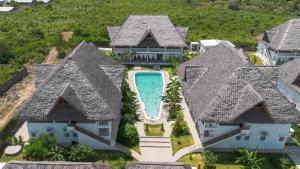 瓦塔穆Nadia&Ale House - Maisha Resort的享有带游泳池的房屋的空中景致
