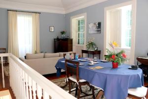丰沙尔Casa Charmosa的客厅配有蓝色桌子和沙发