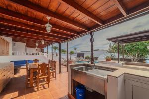 普拉亚布兰卡Villa Victoria的享有海景的开放式厨房