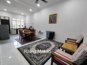 Gemia Rumah Tamu - 3 bilik aircond - near nasi dagang Atas tol的一间带厨房的客厅和一间餐厅