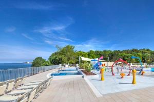 波雷奇Drago Tours LODGE TENT Holiday Sunshine, Lanterna的一个带游乐场和水上公园的游泳池