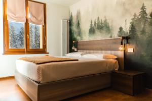 尚波吕克Maison Poluc hotel apartments的一间卧室配有一张壁画大床
