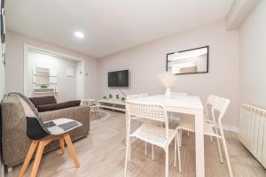 马德里Elegant 6 pax apartment in Plaza Eliptica - SM17的客厅配有白色的桌子和椅子