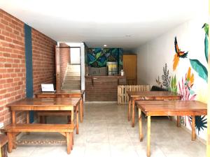萨兰托Nature Hostel Salento的餐厅设有木桌和砖墙