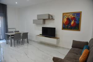 泰尔莫利Appartamento Cantralisimo的带沙发、电视和桌子的客厅