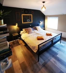 EygelshovenZuid-Limburg B&B OpdeBossen的一间卧室配有一张床,上面有两条毛巾