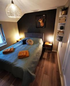 EygelshovenZuid-Limburg B&B OpdeBossen的一间卧室配有一张床,上面有两条毛巾