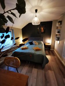 EygelshovenZuid-Limburg B&B OpdeBossen的一间卧室配有一张床和一个吊灯