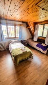 圣卡洛斯-德巴里洛切Achalay Houses的小木屋内一间卧室,配有一张床