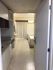 卡达斯诺瓦斯Spazzio diRoma com acesso ao Acqua Park - Adriele的走廊上设有一间卧室的酒店客房