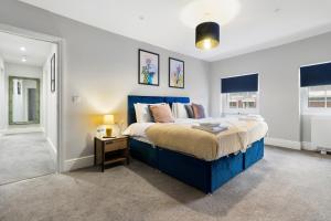 伍斯特WhiskAwayStays - Victoria House - Apartment 5的一间卧室配有蓝色的床和床头柜