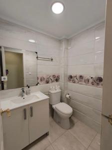 托雷维耶哈Beach and sun guest house的白色的浴室设有卫生间和水槽。