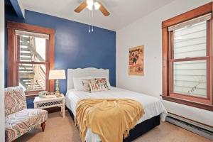 圣保罗Charming Parisian Retreat in St Paul: 2 BR 1 bath的一间卧室设有一张床和蓝色的墙壁