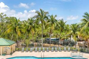 基韦斯特The St Martin by Brightwild-Hot Tub & Pool的一个带游泳池和棕榈树的度假村