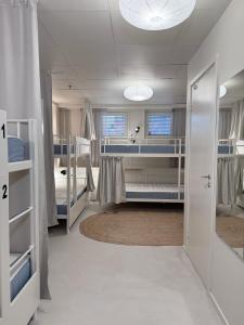 斯德哥尔摩Nomad Gardet的带两张双层床的客房和走廊