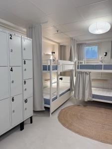斯德哥尔摩Nomad Gardet的卧室配有两张双层床和地毯。