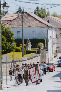 SantarValverde Santar Hotel & SPA - Relais & Châteaux的一群人走在街上