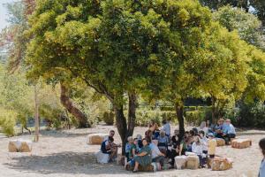 SantarValverde Santar Hotel & SPA - Relais & Châteaux的一群人坐在橘子树下