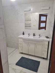 日利纳Dom pri rieke s parkovaním的白色的浴室设有水槽和镜子