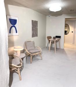 斯德哥尔摩Nomad Gardet的一间房间,配有桌椅