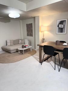 斯德哥尔摩Nomad Gardet的客厅配有桌子和沙发